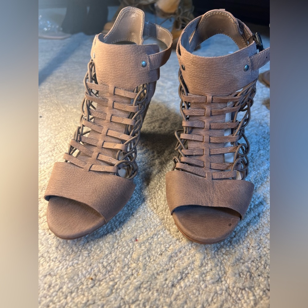 Vince Camuto Women’s Gladiator Leather Sandal Size 7.5